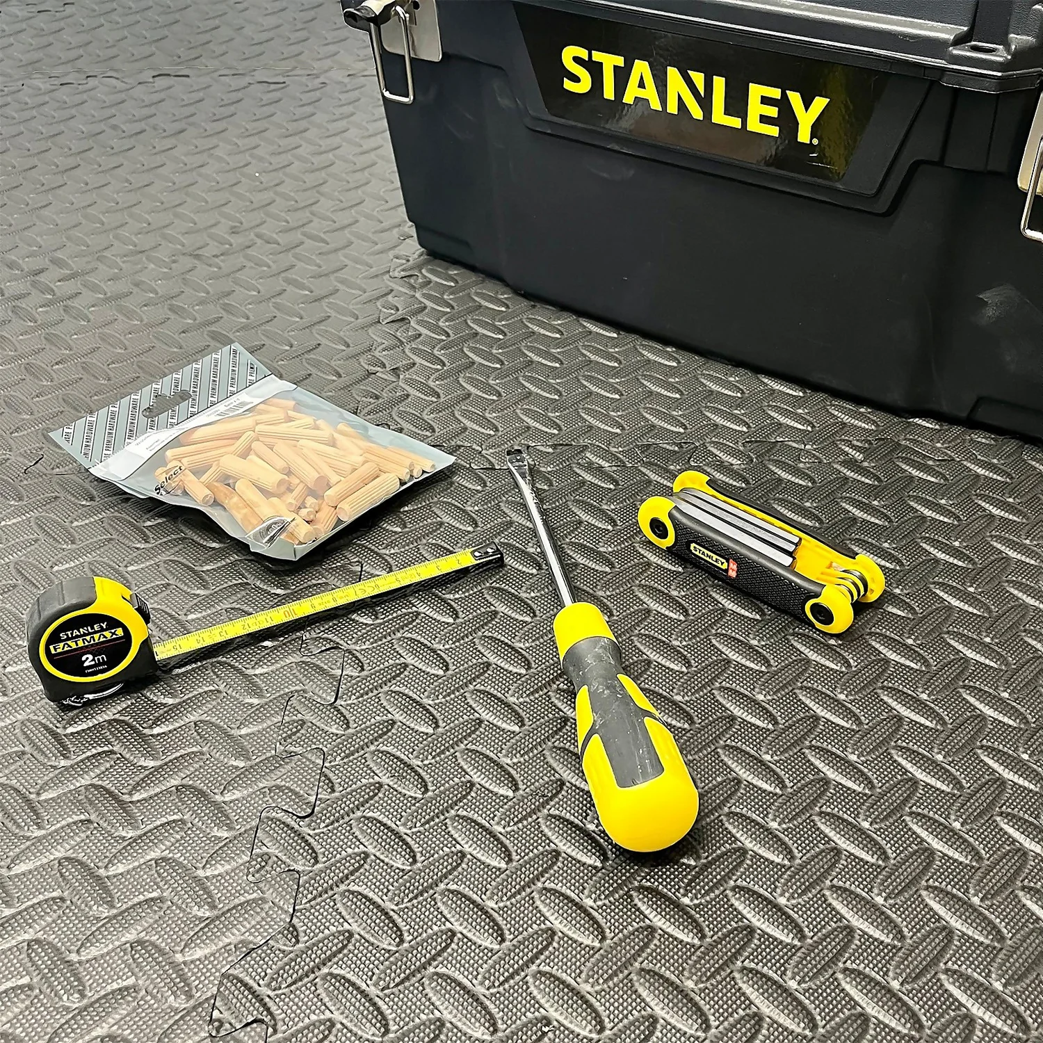 Homebase Black Leaf Patterned EVA Interlocking Gym Mats - 6 Pack 4 Homebase Black Leaf Patterned EVA Interlocking Gym Mats - 6 Pack - Image 4